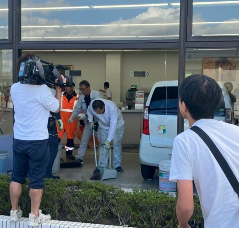【速報】信用金庫に83歳男性が運転の車が突っ込む　アクセルとブレーキを踏み間違えか…職員と客ら7人がケガ　兵庫・加古川市｜FNNプライムオンライン
