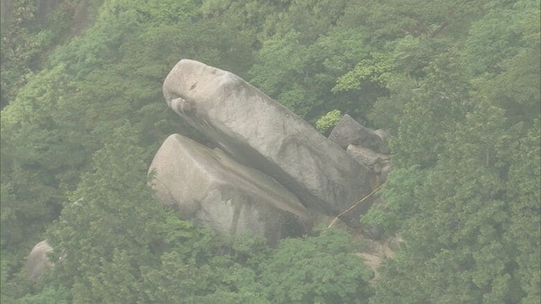 登山客に人気の“奇岩”が…高さ10m超の『おばれ岩』に崩落の危険 折り重なるように傾き立入禁止 大雨が影響か｜FNNプライムオンライン