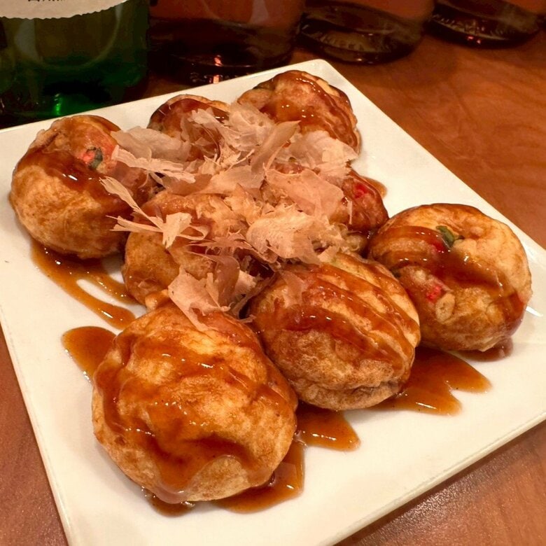 出汁にこだわる“ふわとろ”食感のたこ焼きが人気… 鳴海駅近くの話題のたこ焼き居酒屋 味は全10種類｜FNNプライムオンライン