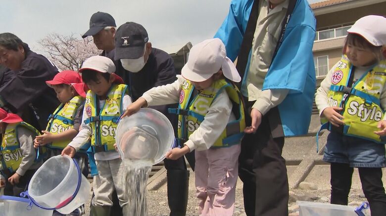 5月の漁解禁を前に…岐阜県の長良川中流域で稚アユを放流 地球温暖化に伴う水温上昇を考慮し4年連続で前倒し｜FNNプライムオンライン
