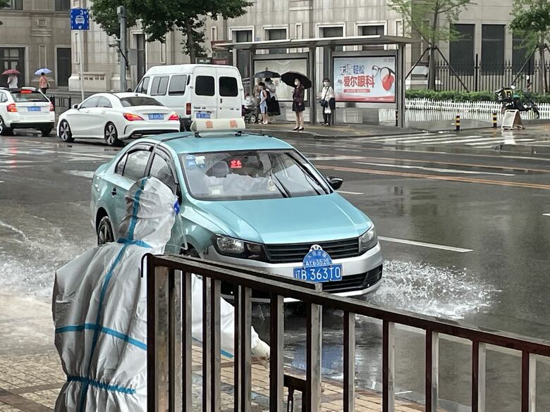 雨の中、ホテルの係員がタクシーをとめてくれた