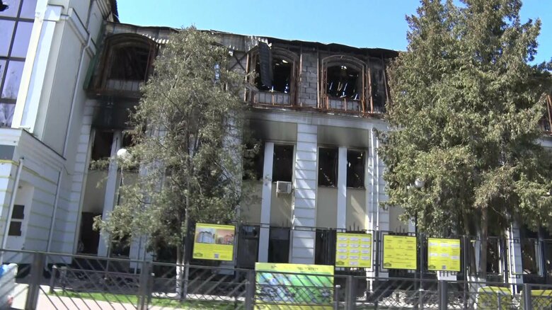 砲撃で破壊された市内の大学