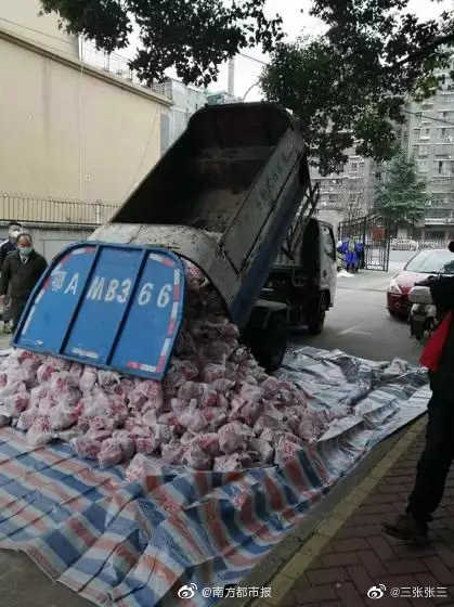 外出制限中の武漢で食料配給(豚肉)にゴミ収集車が使われ住民激怒(ウェイボより)