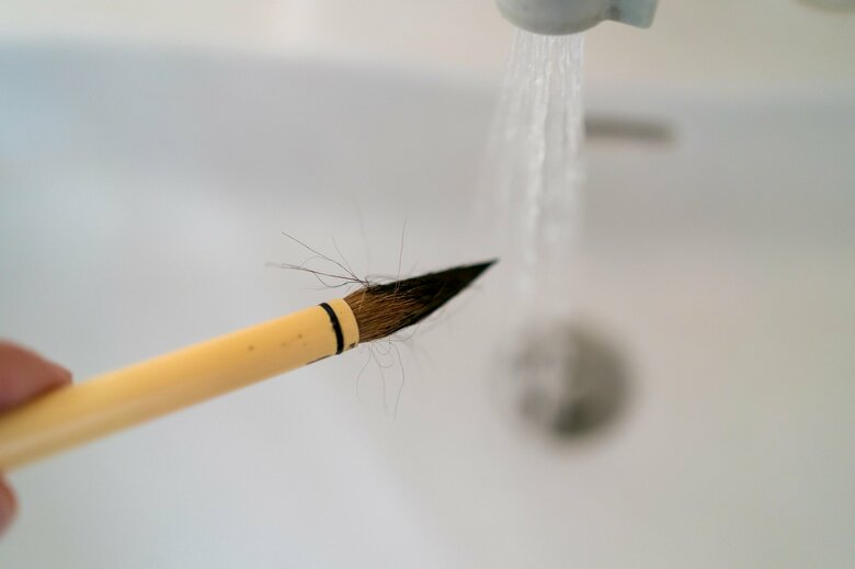 サヤを着けなおすと毛が折れてしまうことも…(イメージ)