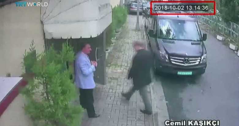 トルコのサウジアラビア領事館に入っていくジャマル・カショギ記者