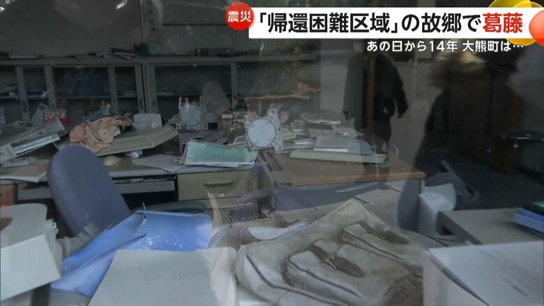 地震で散らばった事務用品がそのままになって残されている老人ホーム