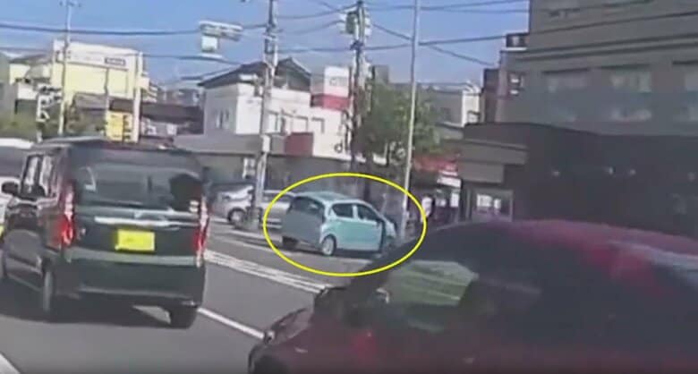 街路樹に突っ込む車