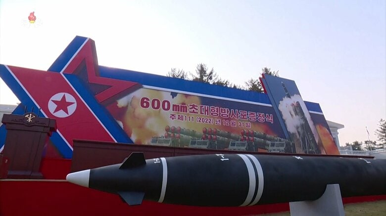 「超大型放射砲」(KN-25)の直径を北朝鮮が「600mm」と認めたのはおそらく初めて。(KRT朝鮮中央テレビ・1月1日より)