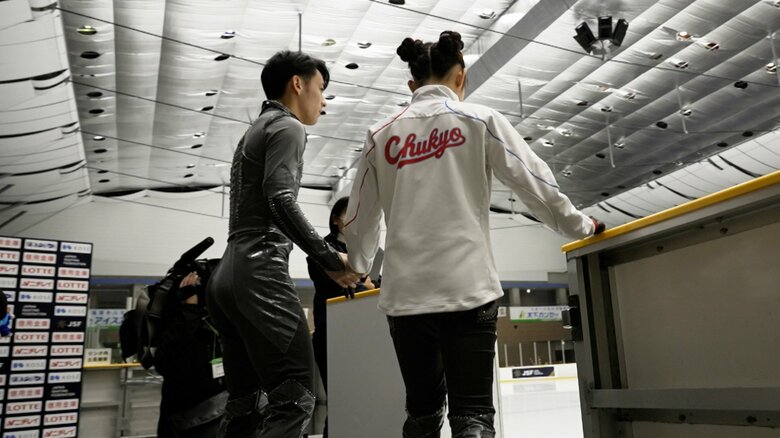 大会前、練習に向かうさらあつ（2023年11月全日本ジュニア）