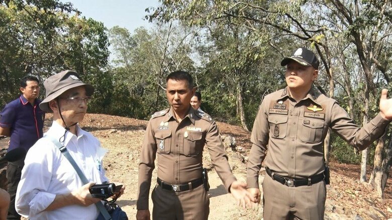 事件現場「ワット・サパーンヒン」で捜査状況を聞く父・康明さん