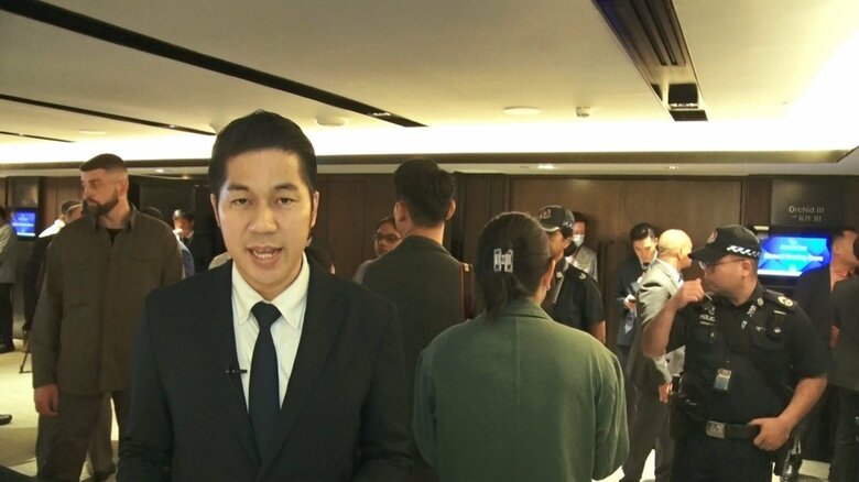 ゼレンスキー大統領とオースティン国防長官の会談部屋前でリポートする筆者