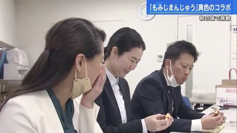 発売前の最後の試食をする山本社長ら