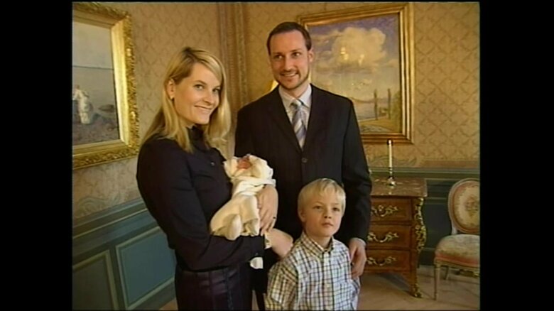 イングリド・アレクサンドラ王女誕生時のマリウス氏（右下 2004年）