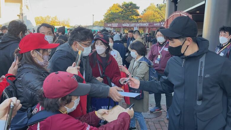 トライアウト後集まったファンにサインを書く安部氏