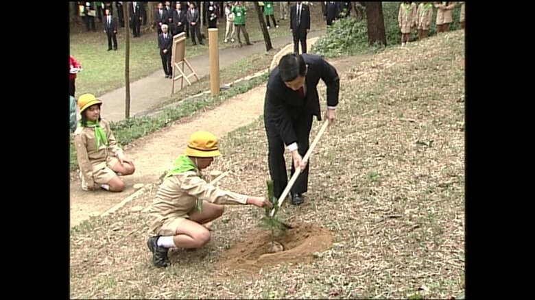 クロマツの苗木を植樹される皇太子さま