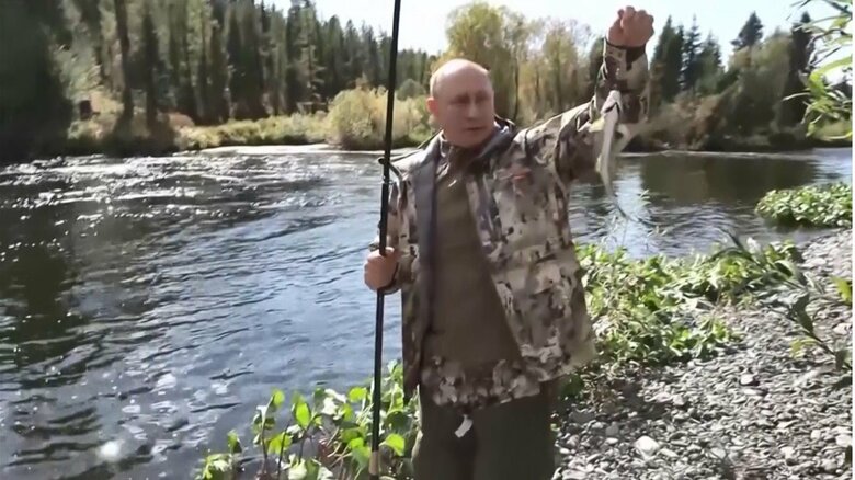 魚釣りを楽しむワイルドなプーチン大統領