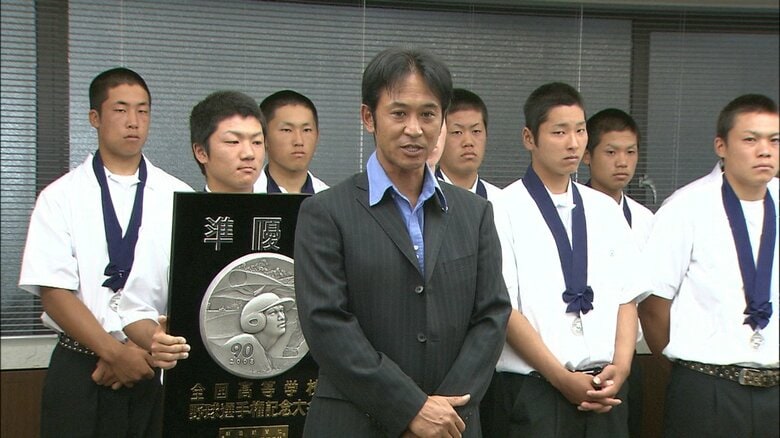 県知事に甲子園準優勝を報告する佐野監督と盾を持つ町田さん（2008年撮影）