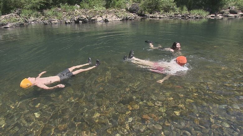 川で体を冷やすサウナ利用客