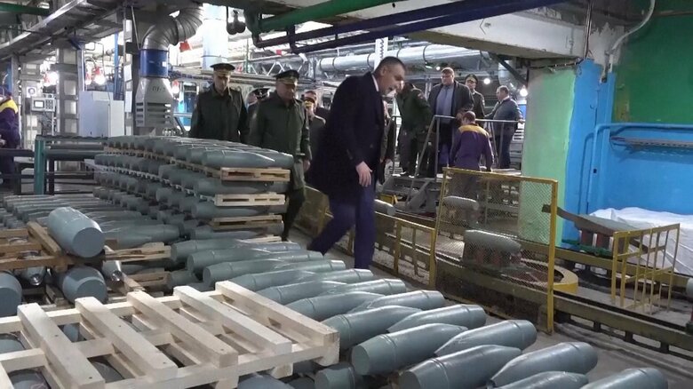 ショイグ国防相（当時）の視察を受けるロシアの122mm砲弾生産ライン（2023年）
