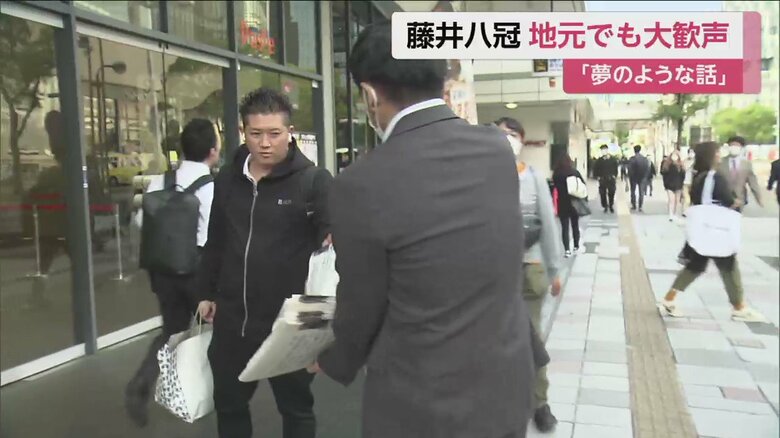 一夜明けてからも、号外が配られた（名古屋駅　午前8時ごろ）