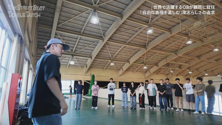 指導するHAJIME（左）