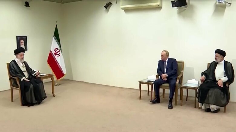 テヘランを訪問したプーチン大統領と面会。同席しているのはライシ前大統領（2022年）