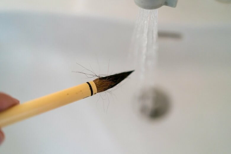 サヤを着けなおすと毛が折れてしまうことも…（イメージ）