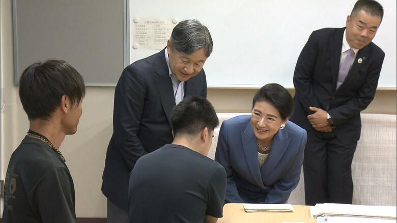 生徒に声を掛けられる天皇皇后両陛下