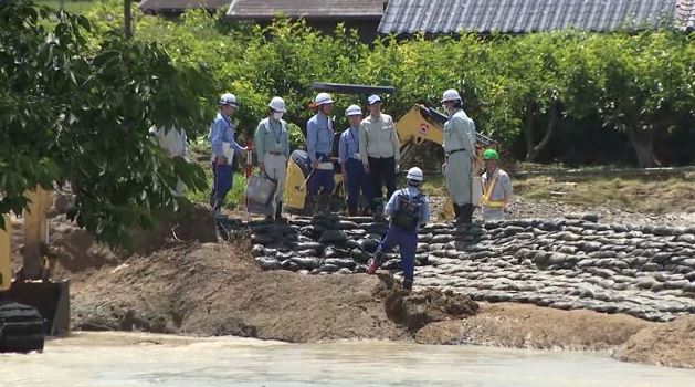 敷地川の堤防を視察する国交省担当者たち