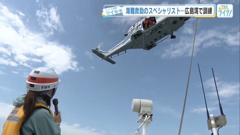 救命胴衣を着用して訓練を取材する辰已アナウンサー