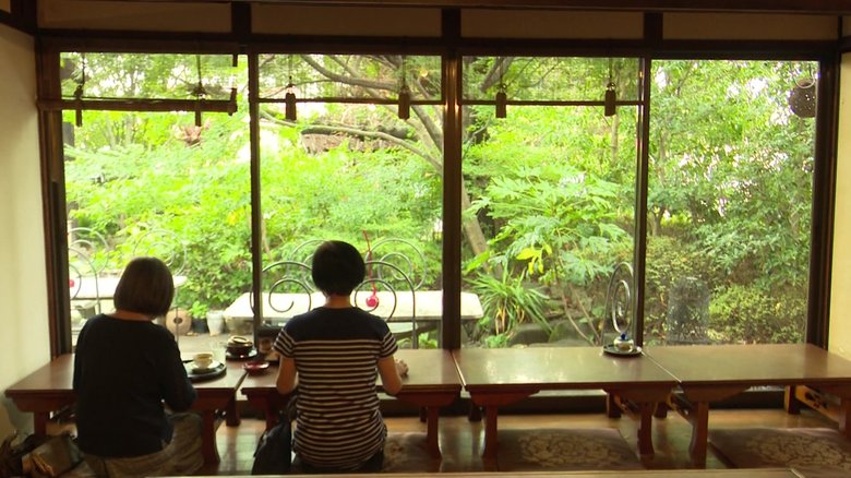 街から急に森の中のような世界へ…築90年の『古民家カフェ』 オーナーの義父母の住まいを改装