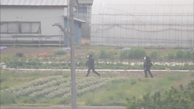 立てこもっていた自宅周辺　警察官に動き（5月26日朝）