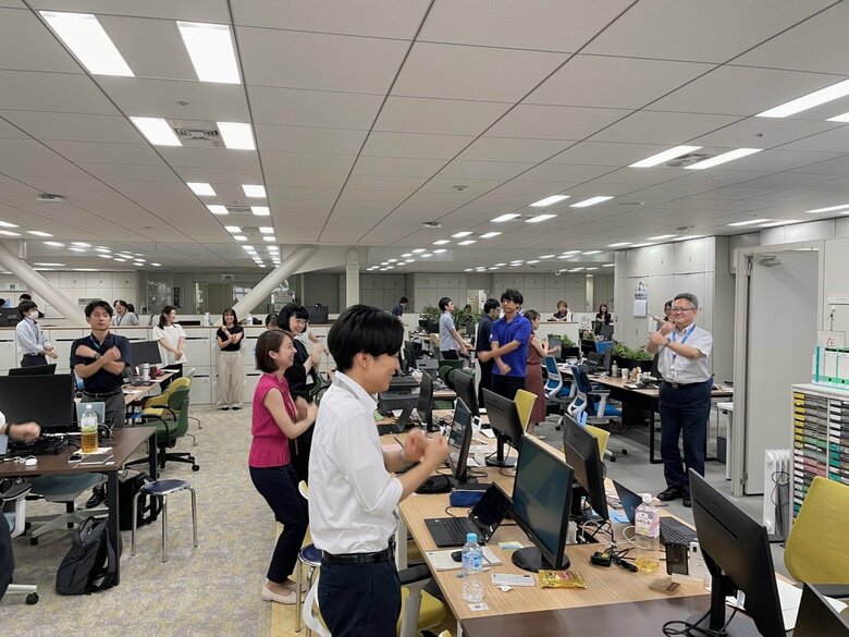 ラジオ体操する都庁職員