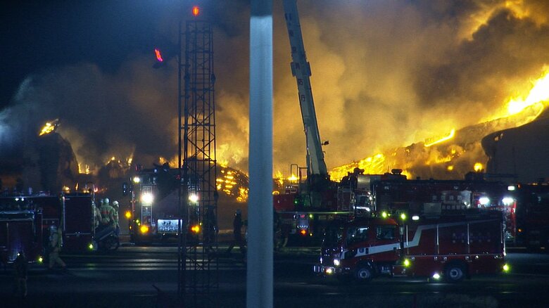 羽田空港で炎上する日航機
