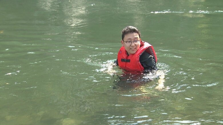 足が届く浅いところでは余裕の表情だったが…