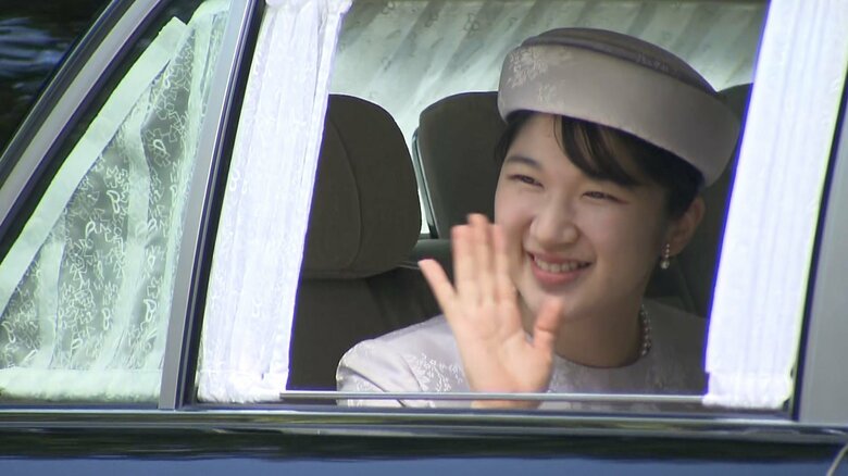 笑顔で手を振り、上皇ご夫妻のもとに向かわれた愛子さま（10月20日午前）