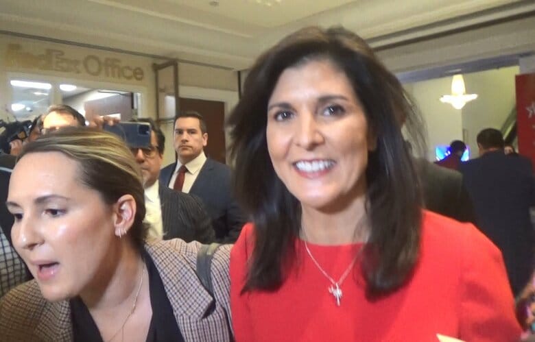 周囲の雰囲気を感じてか、ヘイリー氏は硬い表情