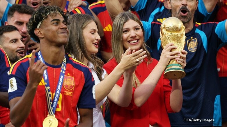 優勝トロフィーを掲げるソフィア王女。隣はレオノール王女。（写真：FIFA/Getty Images）
