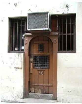 コロナ禍で閉店したというチャムリーズ。ドアには番地の「86」が記されている。