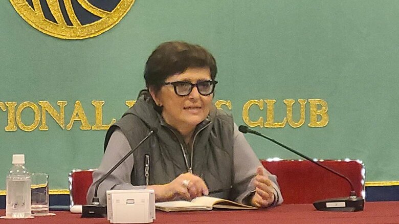 日本記者クラブで会見したファルシ監督　11月27日