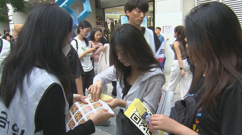 期日前投票に行かないよう訴える若者たち（29日撮影）