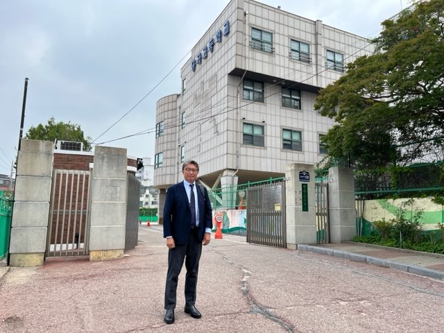 ソウル市内にあるタンゴック公立高校（中央は筆者）