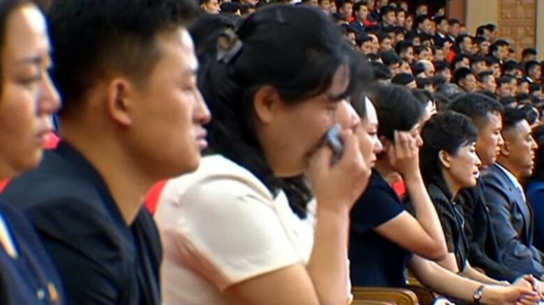 与正氏の演説を聞き、涙ぐむ聴衆