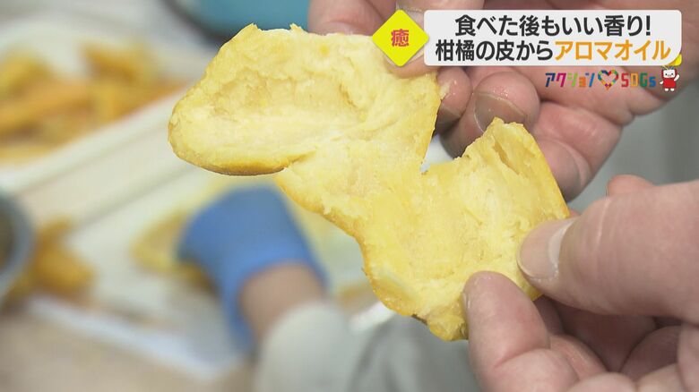 手作業で内皮を取り除いていく