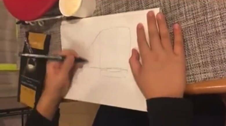電車を描く息子さん（約5年前に撮影）