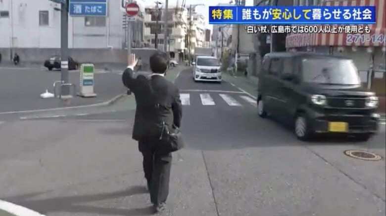 音の出る信号機がない交差点を渡る仲前さん