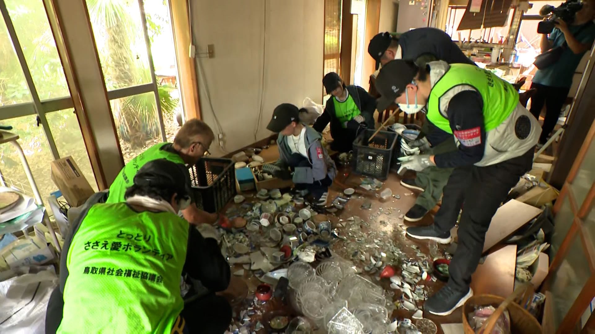 熊本地震あすで1カ月 被災地支えるボランティア 自宅避難者の実態把握も今後の課題