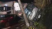 トラックが電柱なぎ倒し 深夜の國道1號線で“大迷惑” 電線垂れて3時間通行止め 神奈川?藤沢市