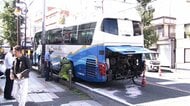 交差点に猛スピードで車両が進入　バスなど5台絡む事故で77歳女性死亡　乗客など計13人搬送　神奈川・藤沢市
