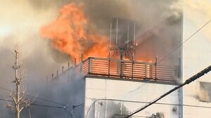 強風と乾燥 建物襲う煙と炎 アパート火災 消火活動続く